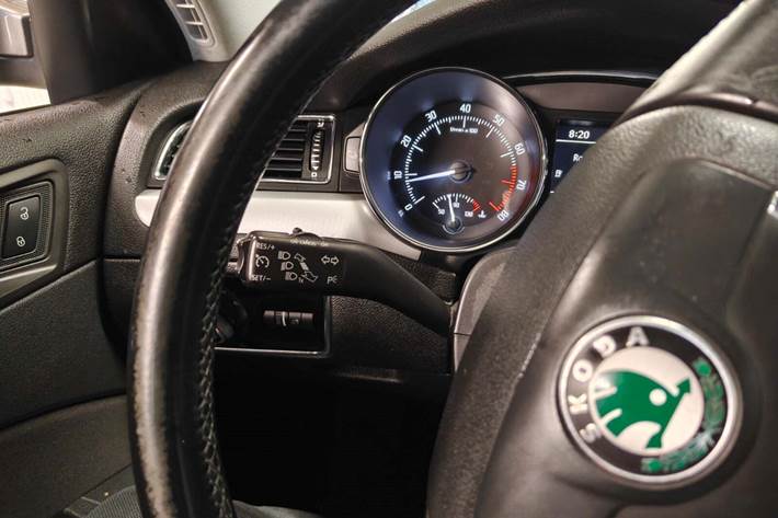 Gul Skoda Superb fra 2011