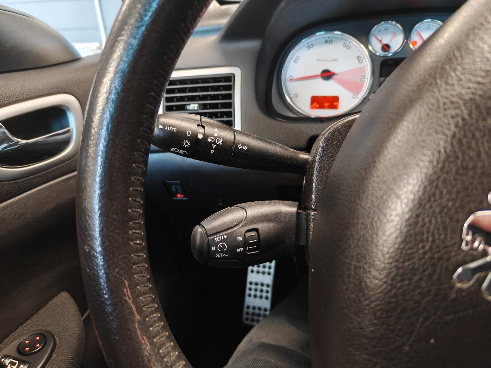 Gul Peugeot 307 fra 2005