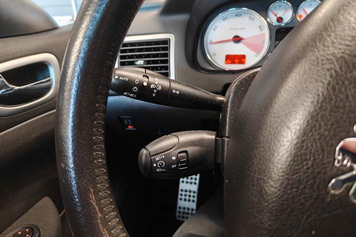 Gul Peugeot 307 fra 2005