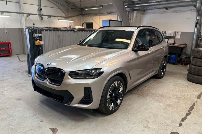 Orange BMW iX3 fra 2023 set udefra