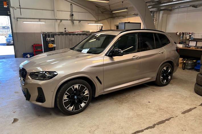 Orange BMW iX3 fra 2023