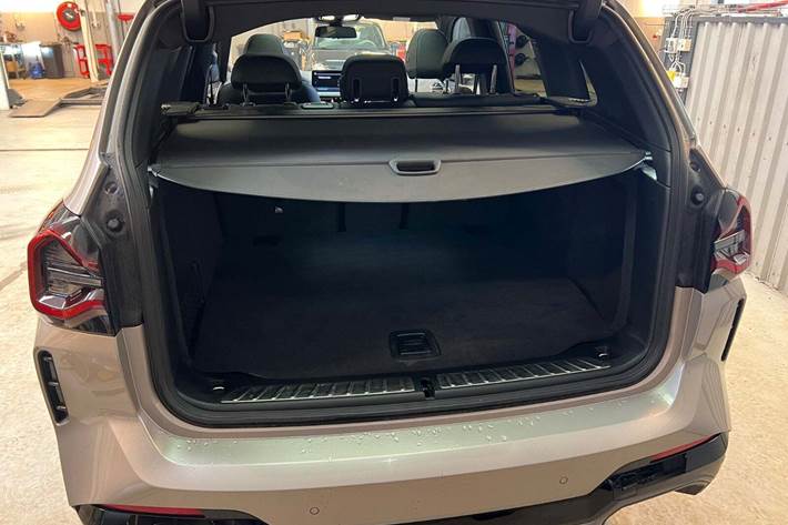 Orange BMW iX3 fra 2023