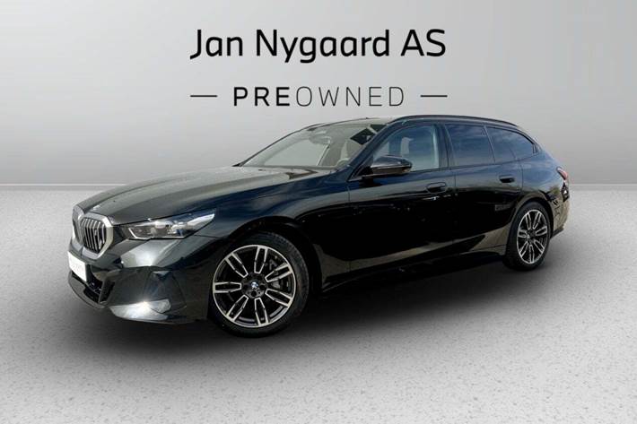 Sort BMW i5 fra 2026 set udefra