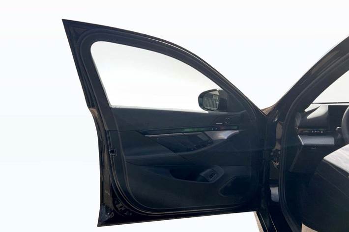 Sort BMW i5 fra 2026