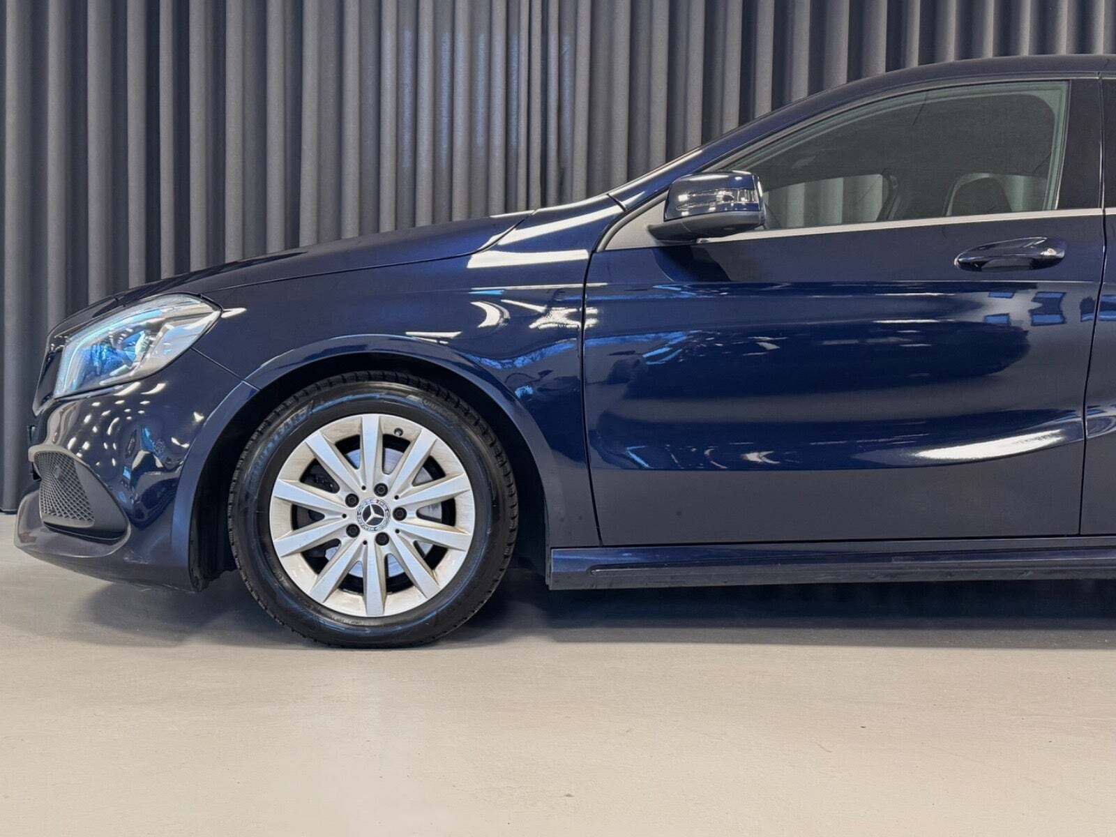 Blå Mercedes A200 fra 2017