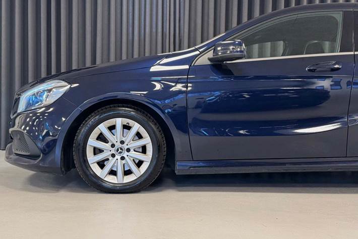 Blå Mercedes A200 fra 2017