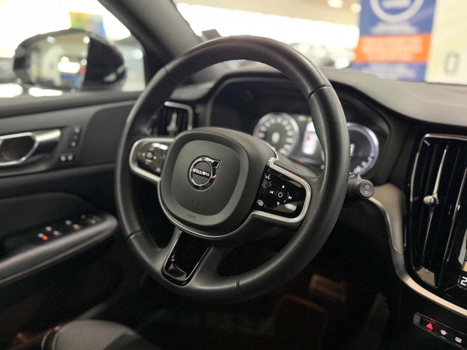 Hvid Volvo V60 fra 2022