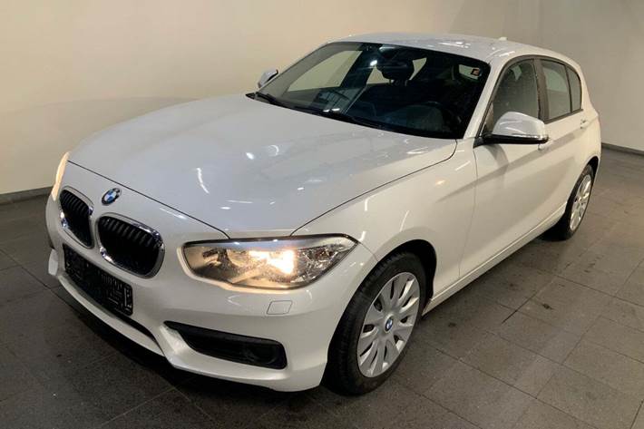 Hvid BMW 118d fra 2018 set udefra