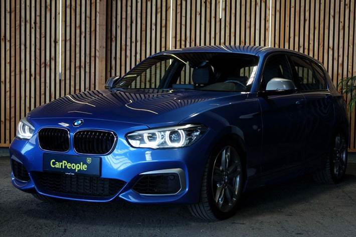 Blå BMW M140i fra 2019
