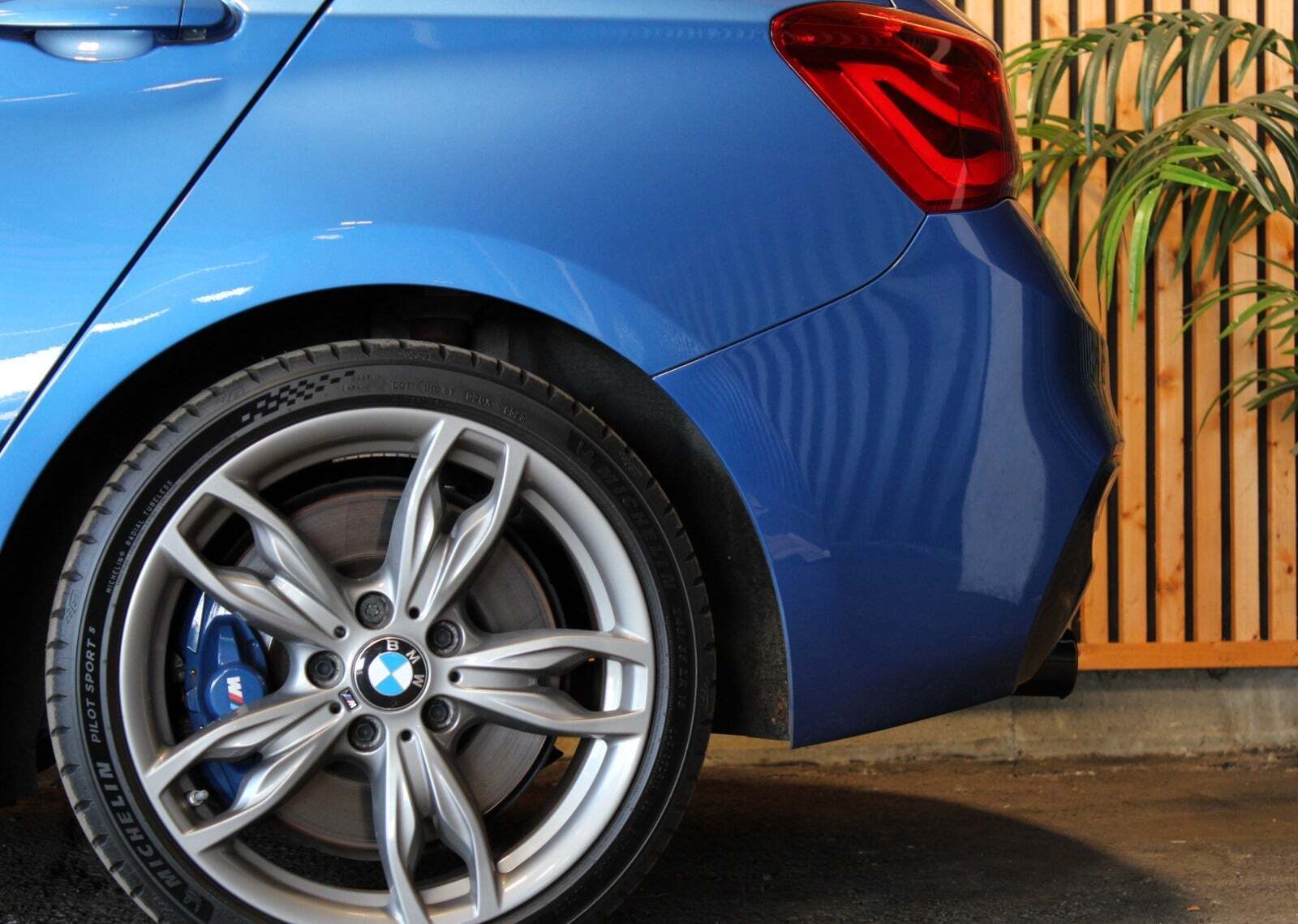 Blå BMW M140i fra 2019