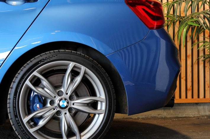 Blå BMW M140i fra 2019