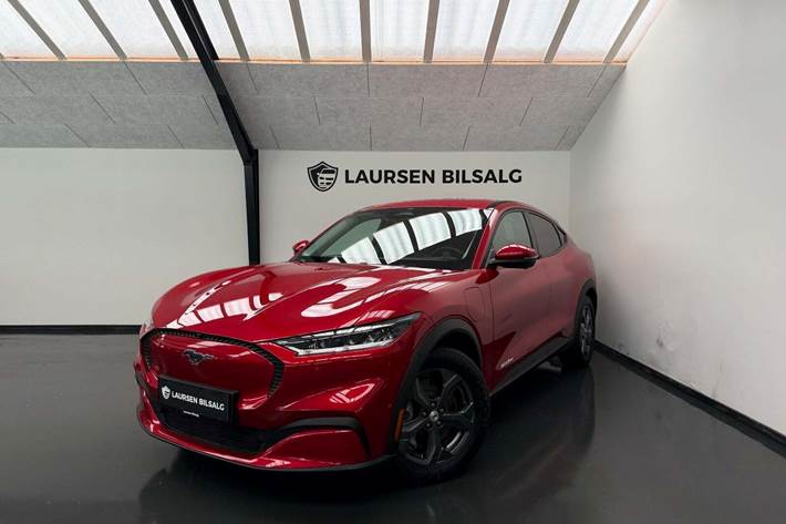 Rød Ford Mustang Mach-E fra 2021 set udefra