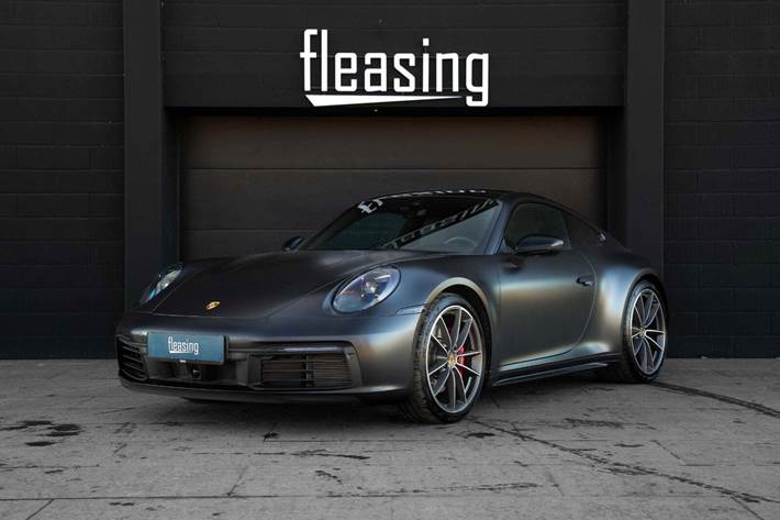 Sort Porsche 911 Carrera 4S fra 2020 set udefra