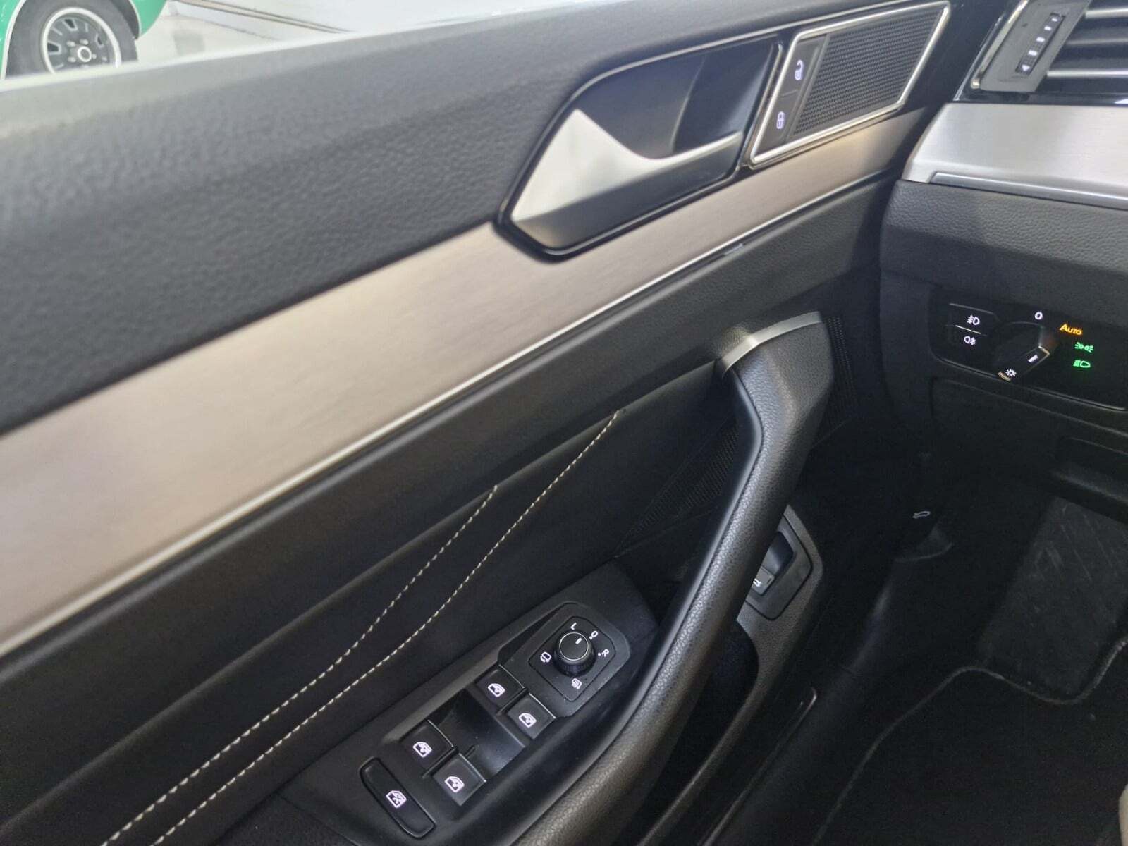 Hvid VW Passat fra 2020