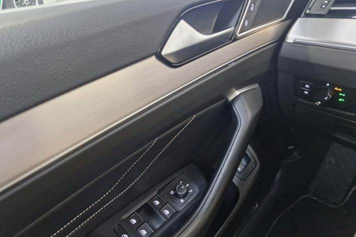 Hvid VW Passat fra 2020