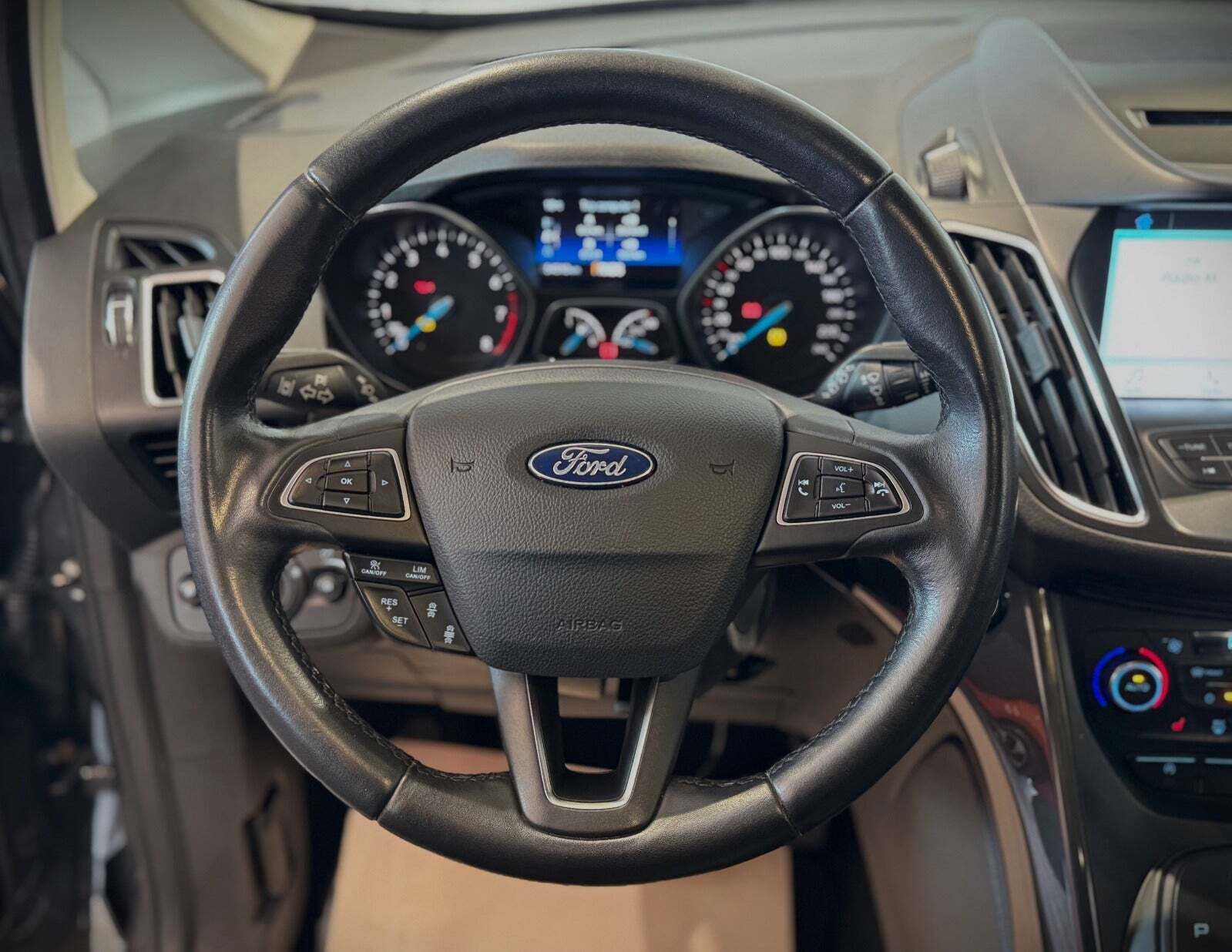 Grå Ford C-MAX fra 2018