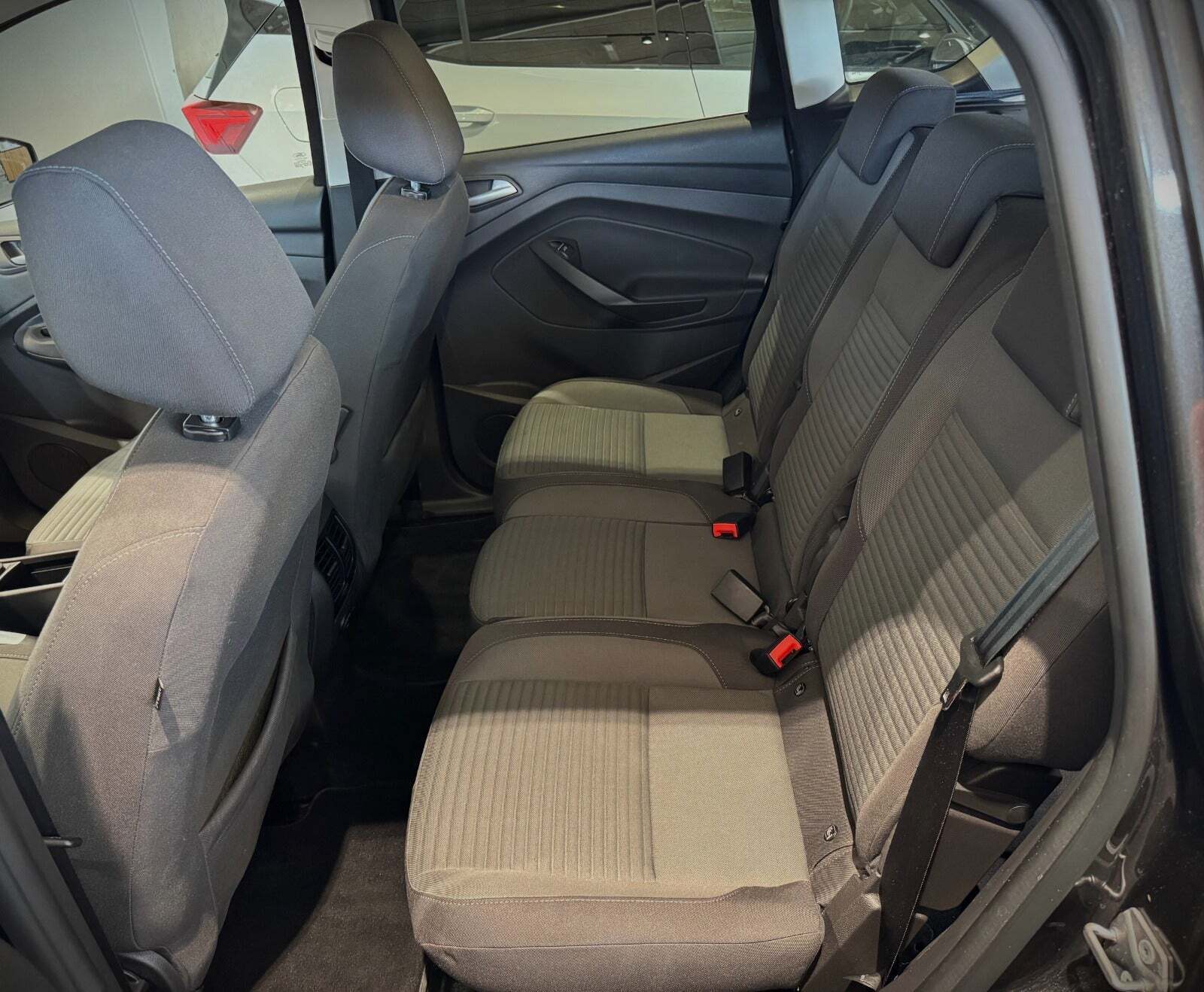 Grå Ford C-MAX fra 2018