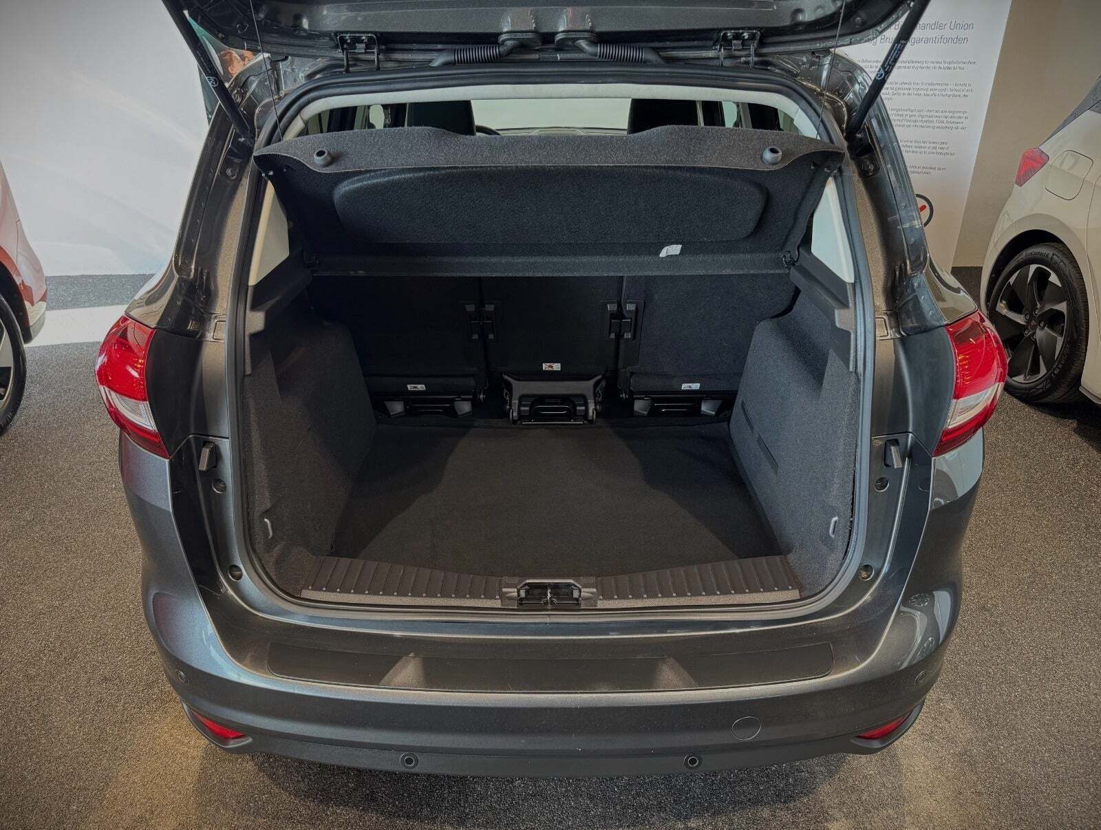 Grå Ford C-MAX fra 2018