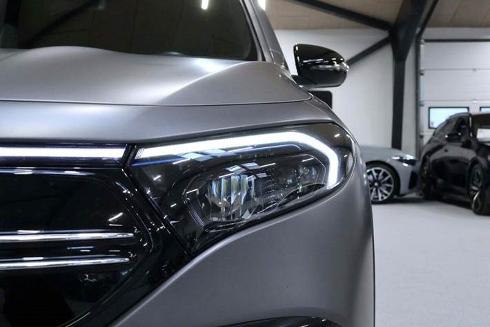 Grå Mercedes EQB250 fra 2023