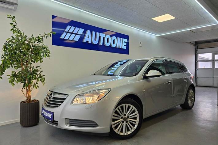 Sølv Opel Insignia fra 2012 set udefra