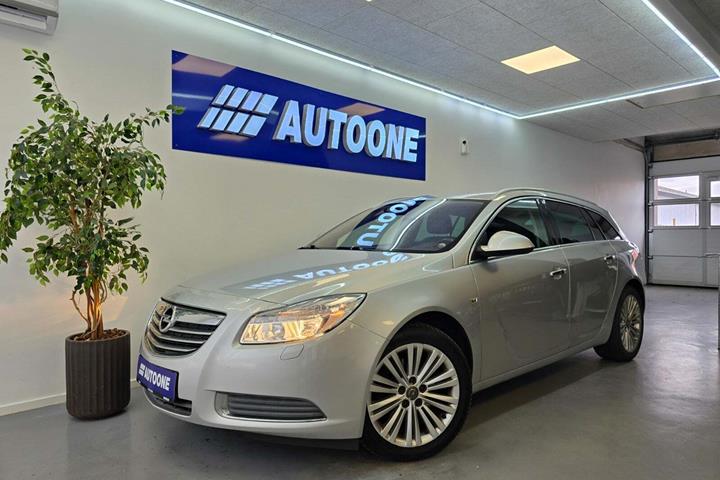 Sølv Opel Insignia fra 2012 set udefra