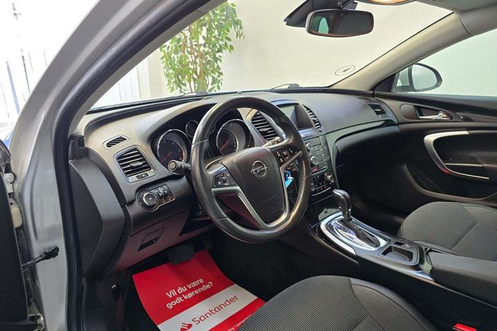 Sølv Opel Insignia fra 2012