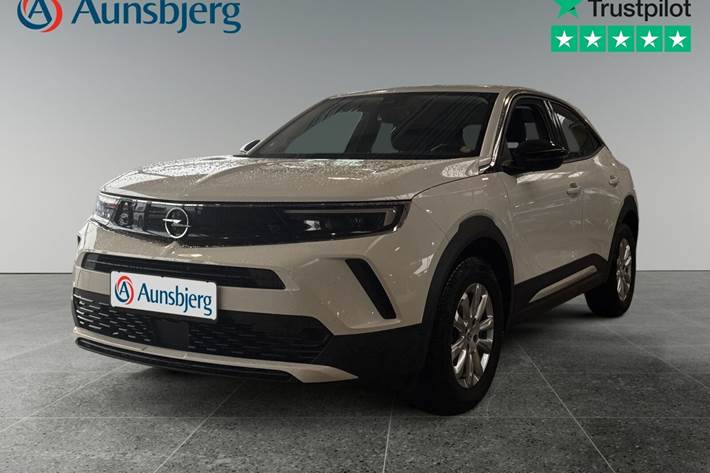 Hvid Opel Mokka-e fra 2021 set udefra