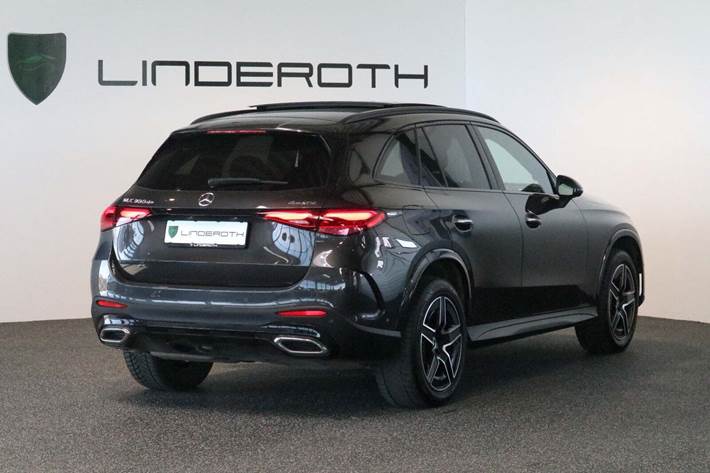 Grå Mercedes GLC300 de fra 2023