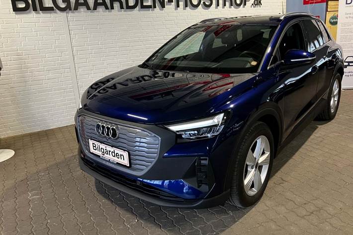 Blå Audi Q4 e-tron fra 2025 set udefra