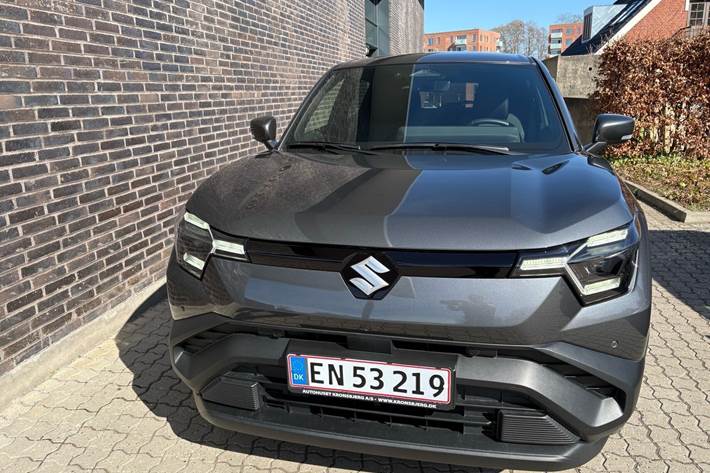 Grå Suzuki eVitara fra 2025