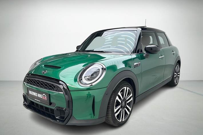 Grøn Mini Cooper fra 2021 set udefra