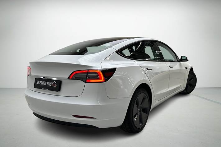 Hvid Tesla Model 3 fra 2023