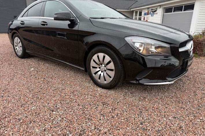 Sort Mercedes CLA200 fra 2016