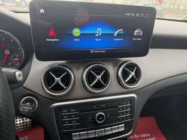 Sort Mercedes CLA200 fra 2016