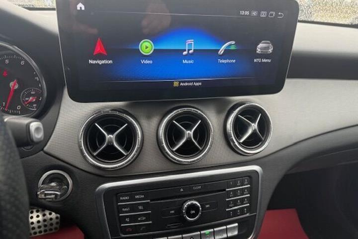 Sort Mercedes CLA200 fra 2016