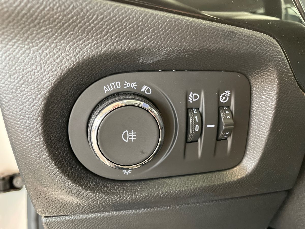 Hvid Opel Corsa-e fra 2023