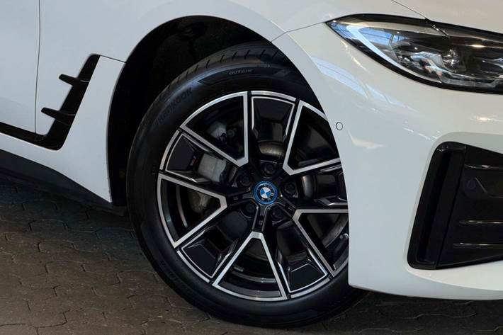 Hvid BMW i4 fra 2023