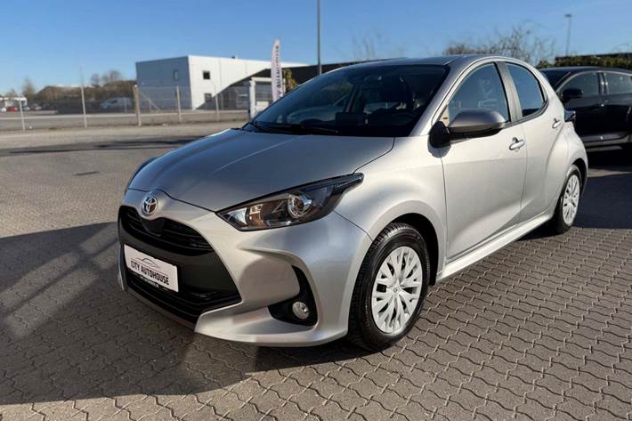 Sølv Toyota Yaris fra 2022