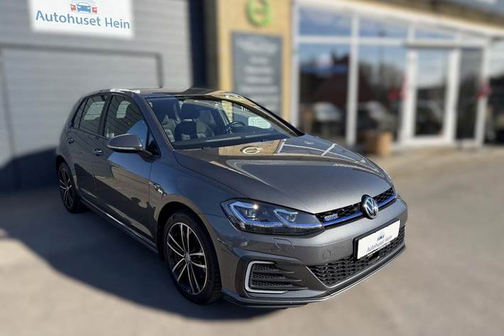Grå VW Golf VII fra 2020 set udefra