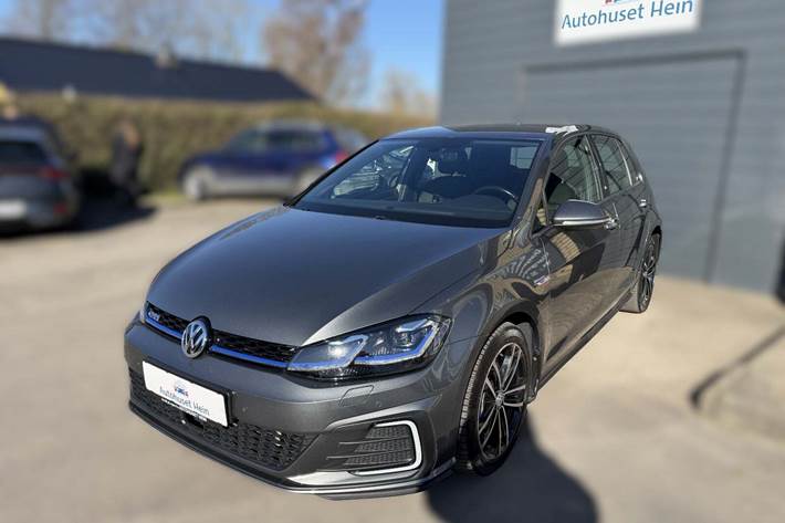 Grå VW Golf VII fra 2020