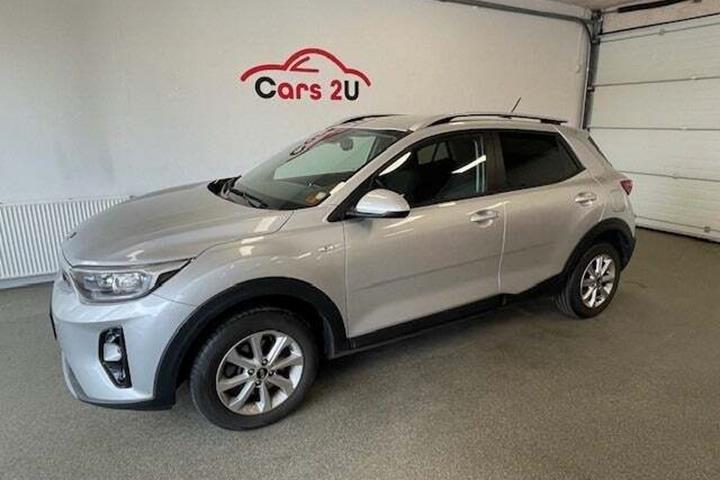 Sølv Kia Stonic fra 2018 set udefra
