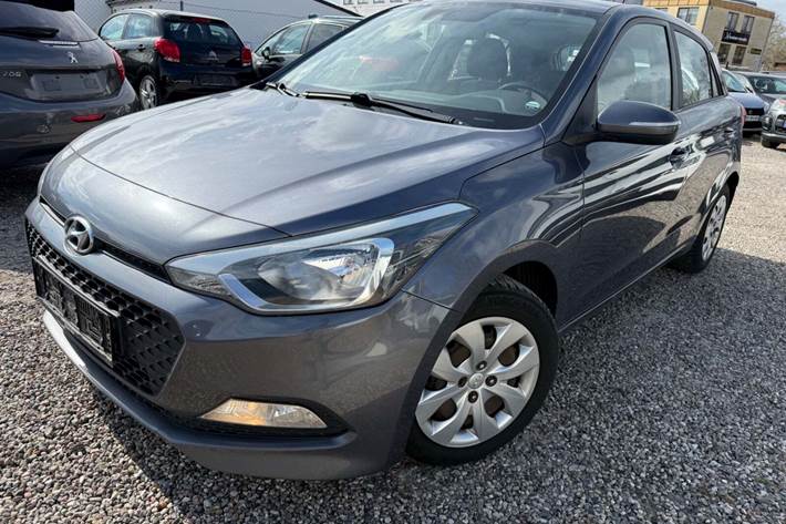 Grå Hyundai i20 fra 2015