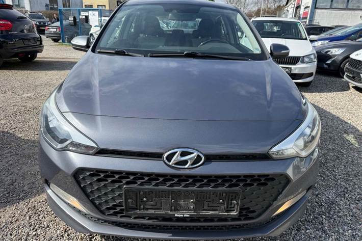 Grå Hyundai i20 fra 2015