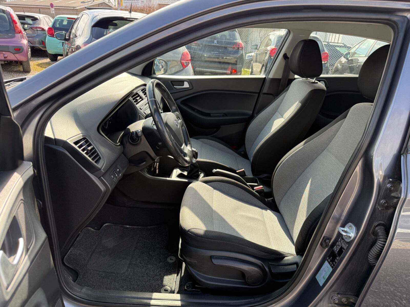 Grå Hyundai i20 fra 2015