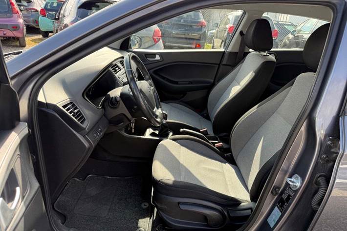 Grå Hyundai i20 fra 2015