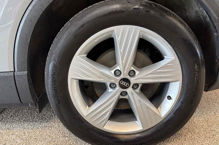 Grå Audi Q4 e-tron fra 2023