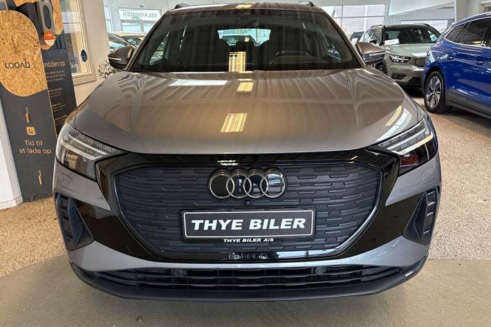 Grå Audi Q4 e-tron fra 2023