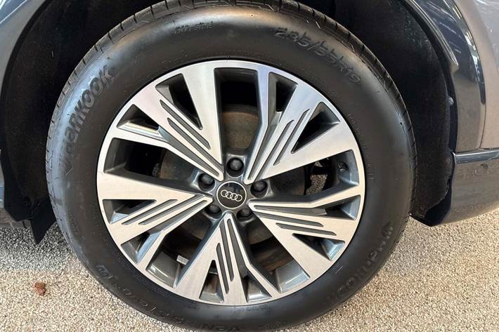 Grå Audi Q4 e-tron fra 2023