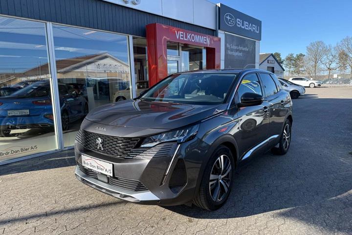 Grå Peugeot 3008 fra 2022 set udefra