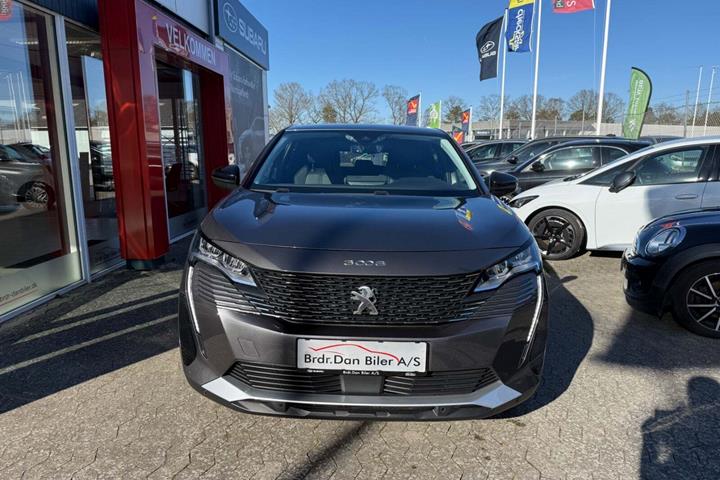 Grå Peugeot 3008 fra 2022 set udefra